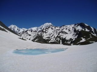 Il M. Bianco si specchia nel laghetto appena superato il colle