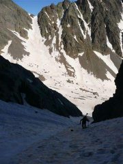 Nel canalino di salita, sullo sfondo il passo di Vens