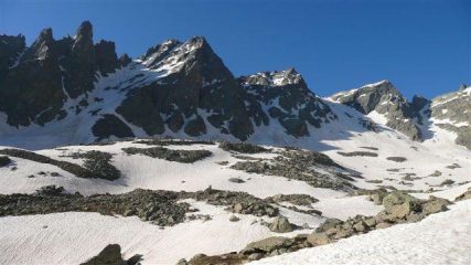 Il canalino di salita al centro ed il pendio della Lausa a dx