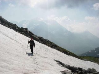 Elio in salita. Alle sue spalle lo Scopì.