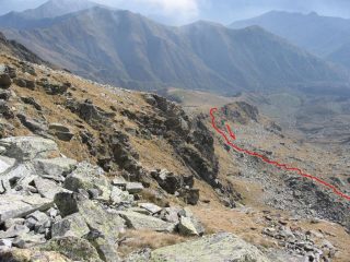 Vista dalla Punta Manda Ovest, il tratto iniziale del tracciato iniziale del traverso che conduce nel vallone della Perra