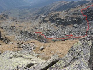 Vista dalla Punta della Manda Ovest, sul secondo tratto del tracciato che dal lago sale alla cresta sud di Punta Perra