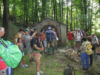 una sosta nei pressi di un pilone votivo