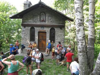 nei pressi di una chiesetta