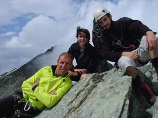 foto di gruppo in cima a punta udine
