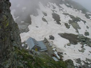 rifugio giacoletti visto dall'attacco della cresta