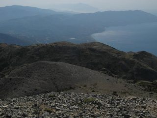L'evidente traccia di salita dal colletto sopra il Prof. Ilias
