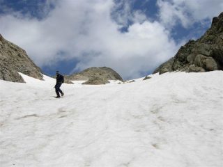 In discesa nel canale innevato