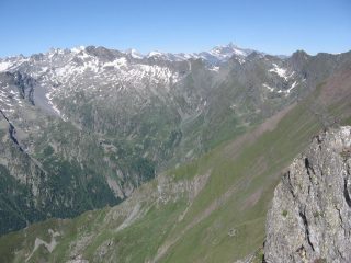 Dalla vetta, panorama sulla testata della valle di Campiglia e gruppo Gran Paradiso