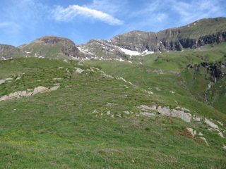 Vista dalla dorsale sopra le grangi del Becco: a sinistra la Punta della Balma, al centro il Monte Rosa dei Banchi