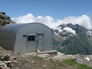 Bivacco con Corno Bianco sullo sfondo.