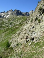 La strada con il tornante in galleria