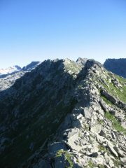 La cresta rocciosa fra le due punte della cima Testona