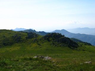 in lontananza la piana d'Albenga ed il mare
