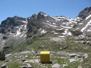 Bivacco Giraudo, con sfondo Courmaon, la Cuccagna ed il Colle della Porta