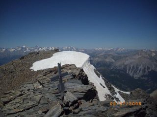 vetta e curioso muro di neve nei pressi
