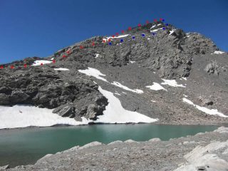 Mongioia Sud-est: in rosso la via EE; in blu quella F