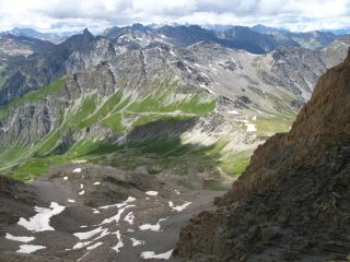 panorami dalla Rocca Rossa : Vallone Aigue Agnelle e Colle dell'Agnello (12-7-2008)