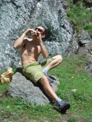 grappis alle prese con un panino di 