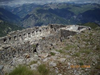 ruderi militari sulla cima