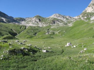 Il piano delle Capanne con in alto a destra la Sella dei Grilli
