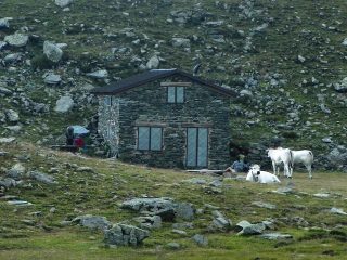 Baita presso il lago utilizzata da pastori