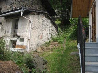 Il sentiero in uscita da Schiaroglio a fianco della casa con il lavandino