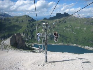 Discesa al lago Fedaia