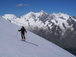 Nella parte mediana con i giganti dei Mischabel sullo sfondo