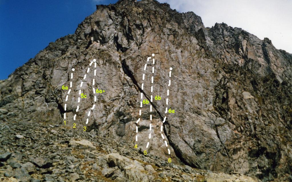 La parete con gli itinerari.