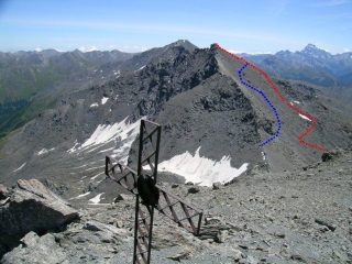 Punta Serpentiera dalla Cima del Pelvo; in rosso la salita, in blu la discesa