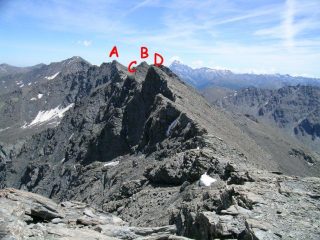 La cresta vista dalla Punta Clapiera Settentrionale. A Serpentiera, B Pelvo, C quota 3.226, D Punta Clapiera Meridionale