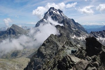 il bivacco con il monviso dalla quasi vetta