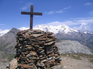 La Testa Grigia e, sullo sfondo, il gruppo del Rosa
