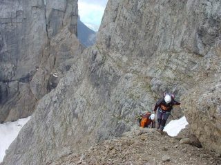 Ritorno all'intaglio per la discesa dalla prima cengia