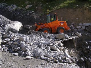 Frana della notte in fase di sgombero