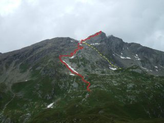 Le vie di salita: la “normale” (linea rossa), e quella per il canalone che scende dal colle (linea gialla).