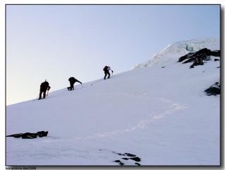 2 Continua la splendida azione del martire-masochista.