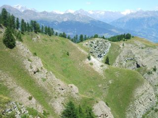 Appena lasciati alle spalle: Maison Cou (sul panettone roccioso) e la partenza del sentiero.