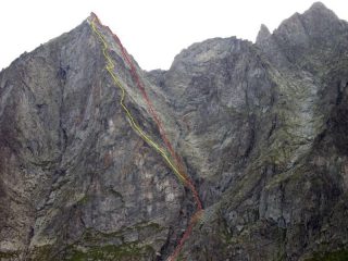 A destra, in rosso, Anime Ribelli, a sinistra, in giallo, Anime Perse...   