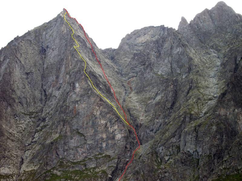 A destra, in rosso, Anime Ribelli, a sinistra, in giallo, Anime Perse...   