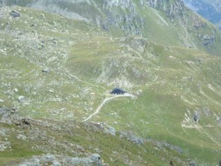 Il Rifugio Grand Tournalin dal sentiero di salita al Colle