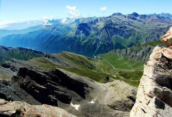 Panorama sul versante italiano del Colle dell'Agnello