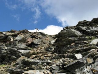 La Croce della vetta vista dal canalino finale
