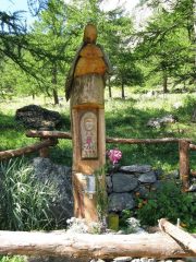 Una delle sculture che si incontrano sul sentiero