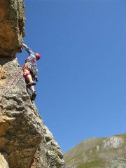 Dopo la nicchia, inizia il 5° tiro, con un'esposto traverso