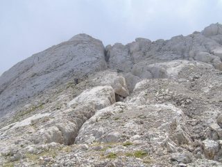Discesa lungo la via normale, ben evidente la spaccatura molto profonda delle rocce