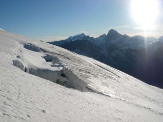 Verso la vetta. Sullo sfondo Weisshorn e Dent Blanche