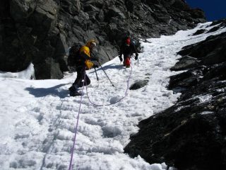 salendo nel ripido canale che fiancheggia la cresta Ovest