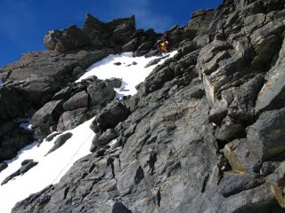 salendo nel tratto iniziale della cresta Ovest, dopo aver superato in canalino iniziale